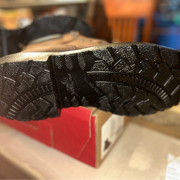 Red Wing DynaForce 415 6-inch men's leather waterproof boots size 11D. - Picture 4 of 11